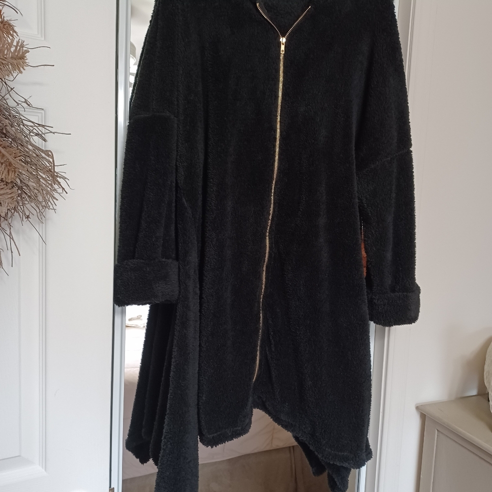 Chic Black and Gold Zipper Front Teddy Jacket with Wing Design NWOT - Picture 3 of 8